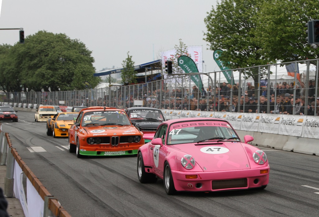 Flotte historiske racere på den smukt placerede bybane.
(Foto: Motorsporten.dk)